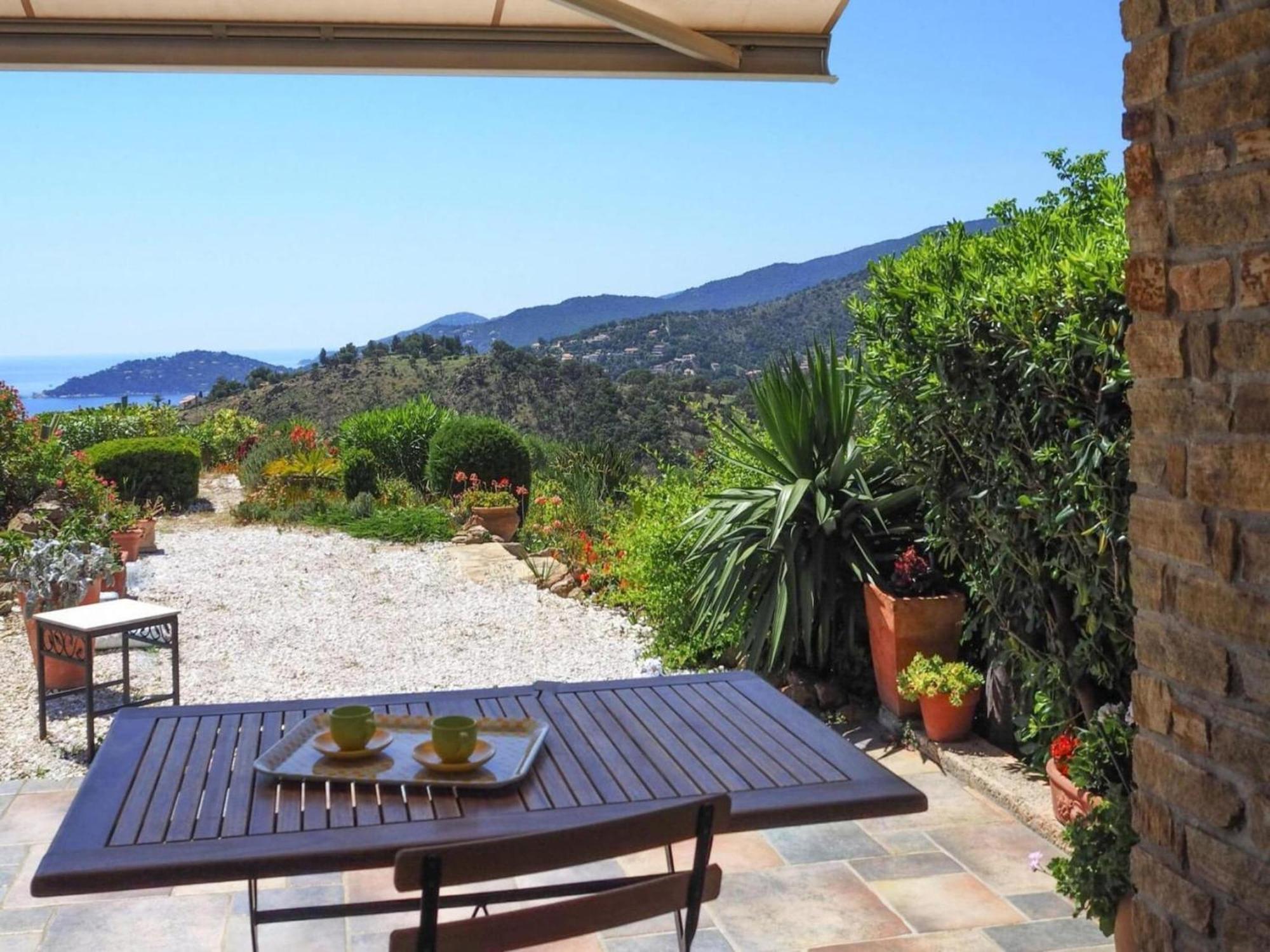 Pretty Tiny House With Sea View, Le Lavandou Buitenkant foto
