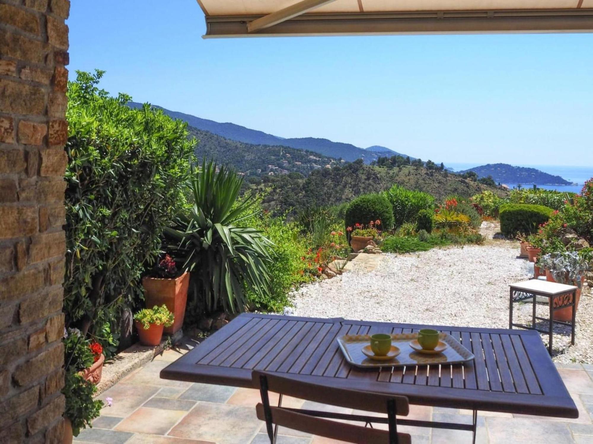 Pretty Tiny House With Sea View, Le Lavandou Buitenkant foto