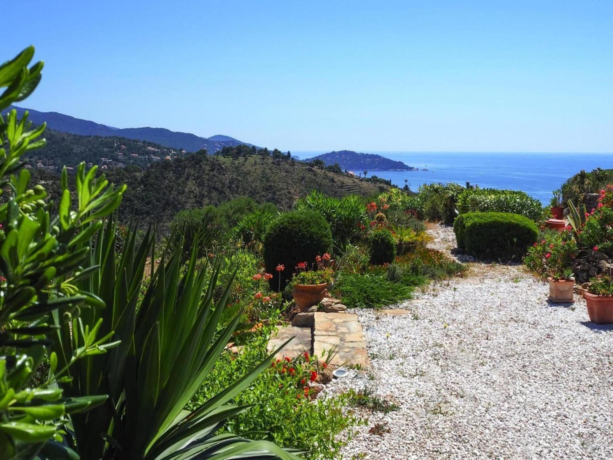 Pretty Tiny House With Sea View, Le Lavandou Buitenkant foto